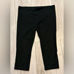 Women’s size 1X black Under Armour capris